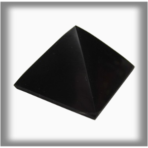 Salts pyramida Šungit 4 x 4 cm - leštěná